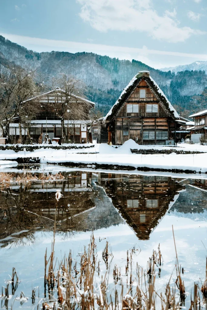 Casas tradicionales japonesas con abundante nieve