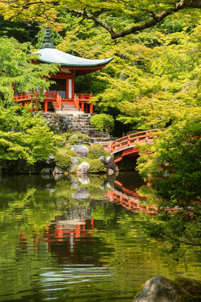 Templo rojo japonés rodeado de vegetación muy verde