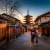 Dos mujeres en kimono con pagoda al fondo