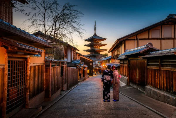 Dos mujeres en kimono con pagoda al fondo