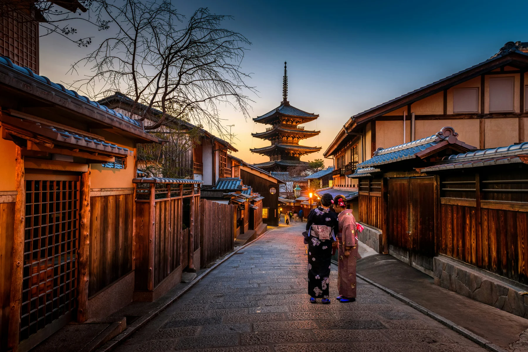 Dos mujeres en kimono con pagoda al fondo