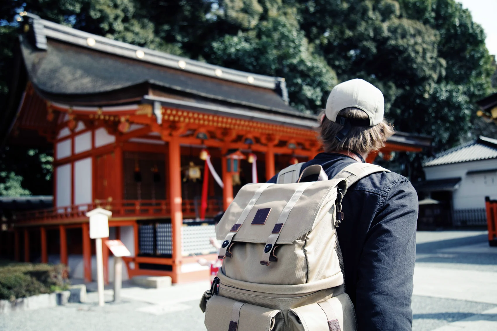Mochilero explorando un templo japonés