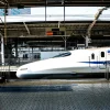 Tren japonés de alta velocidad en estación