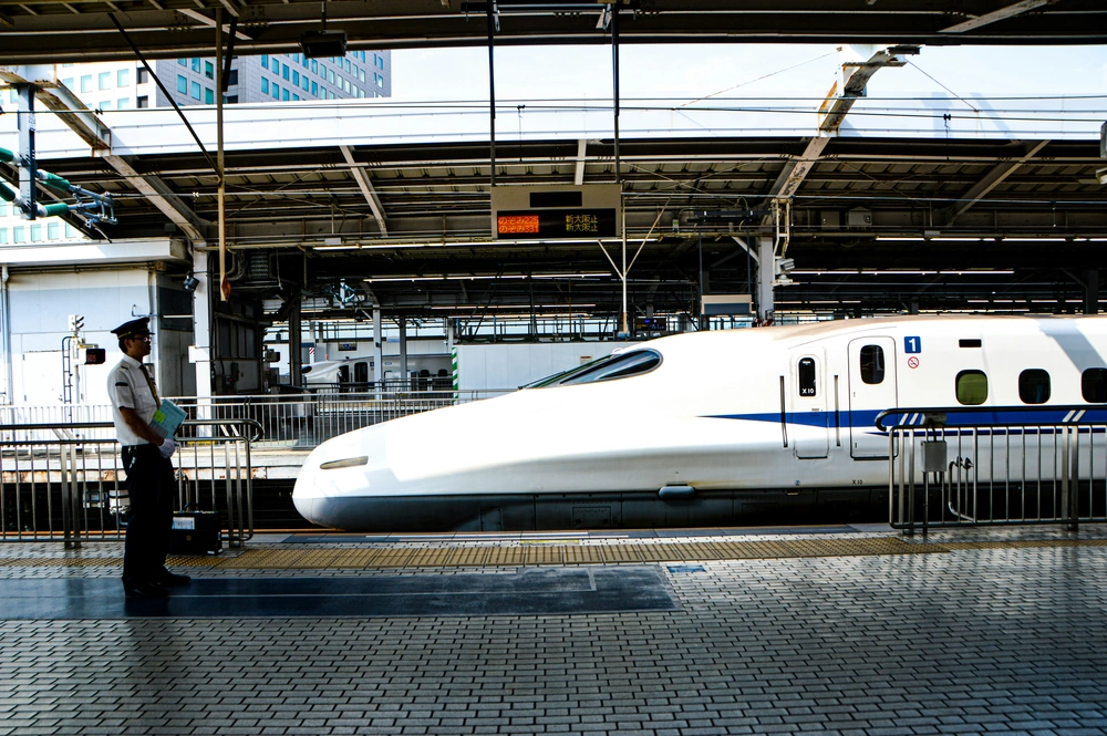 Tren japonés de alta velocidad en estación